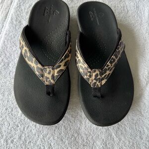 Clarks women’s size 7
Leopard print flip flops